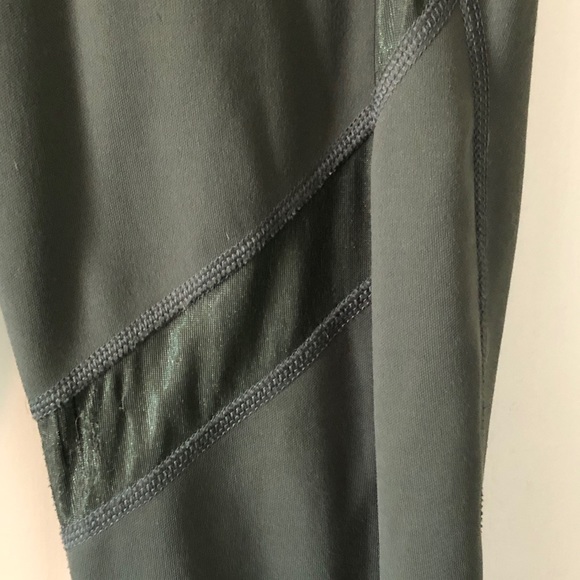 AVI Green Capri Yoga Leggings Medium - Picture 3 of 5